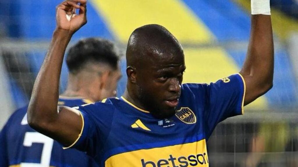 Enner Valencia celebra uno de sus tres goles de cabeza en la histórica remontada de Boca Juniors ante Racing por la Copa Argentina 2026.